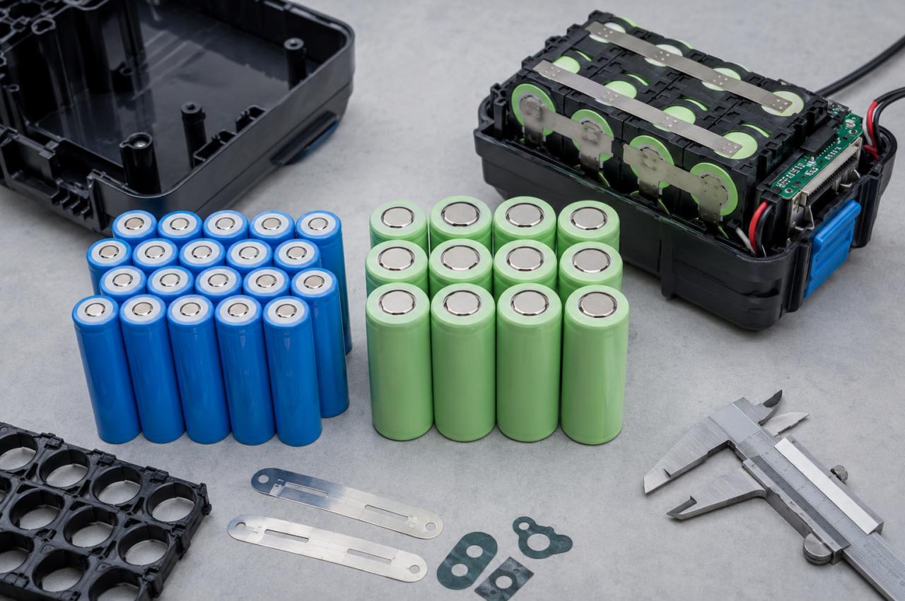 How to Choose a Cylindrical Battery for Power Tools?